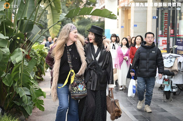 成都国际诗歌周走进社区：在枣子巷漫步，老茶馆里喝茶