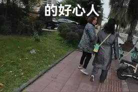 “这两位是谁的妈妈，太赞了”！盲人姑娘独自出行，路边嬢嬢悄悄帮她“开道”图片