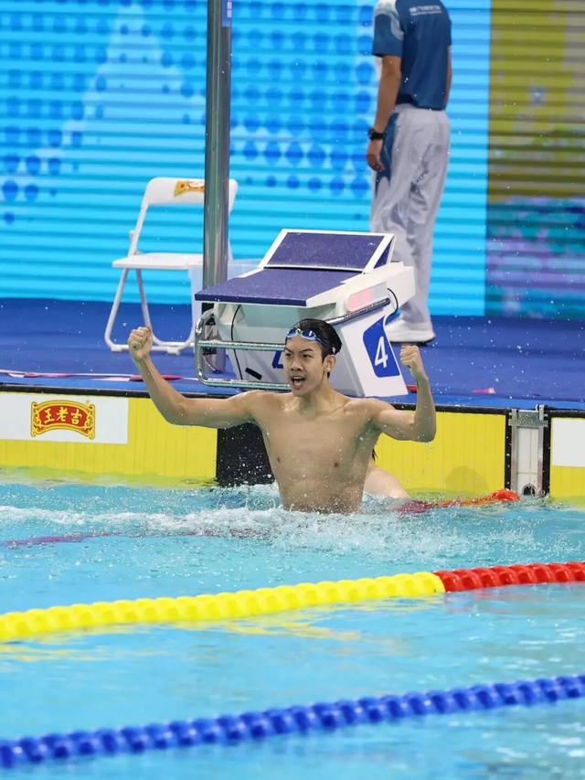 18岁小将击败潘展乐、孙杨夺冠	，打破该项目的世界青年纪录！赛后回应亮了