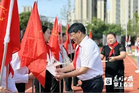 红云小学168名小学生戴上了红领巾图片