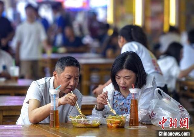 乌鲁木齐：游客大巴扎里看歌舞品美食感受新疆风情
