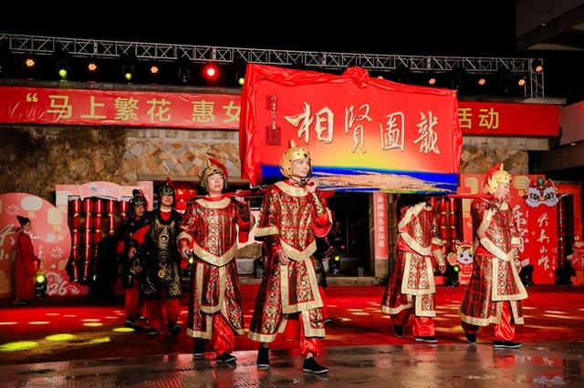 惠女游灯闹元宵 雨中游园别样风情