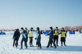 “燃情冬日 悦动青城”雪地足球邀请赛激情开赛图片