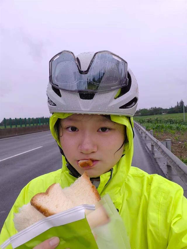 打工筹措旅行费  湖北女生23天骑行川藏线体验雪域大美