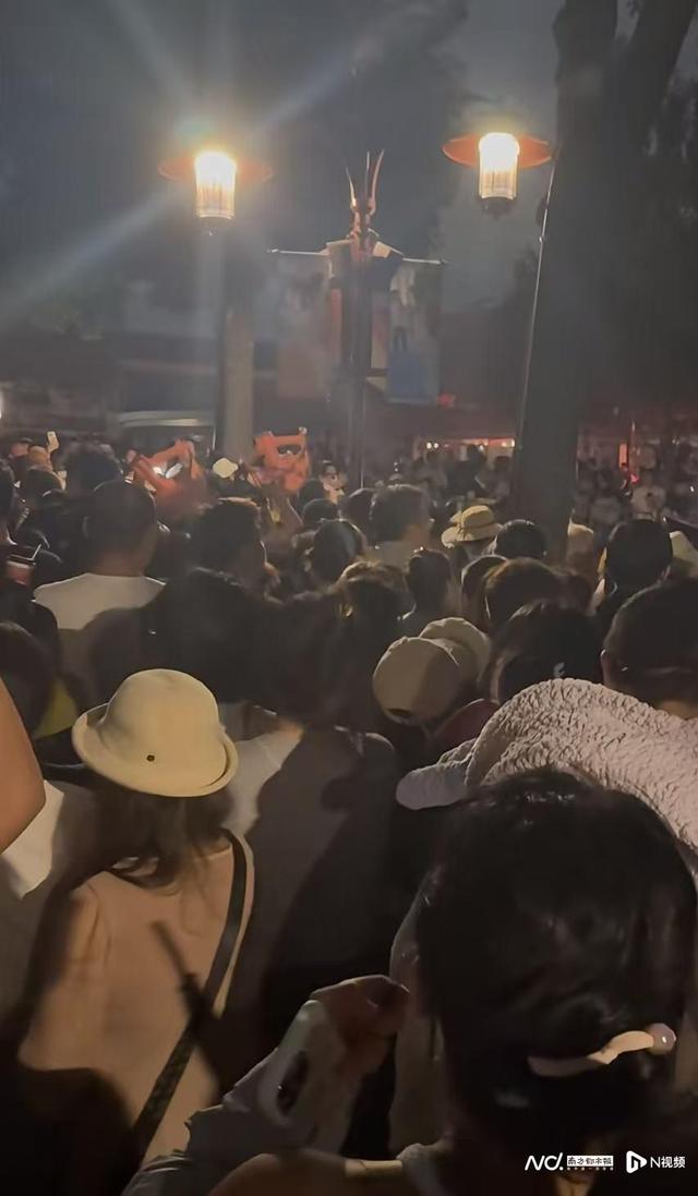 彻夜排队入园，景点被商拍霸占，上海迪士尼黄牛多惹网友吐槽
