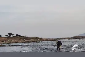 青岛：两人海边游玩被困小岛 消防紧急救援图片