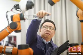 “无声匠人”守护万家灯火图片