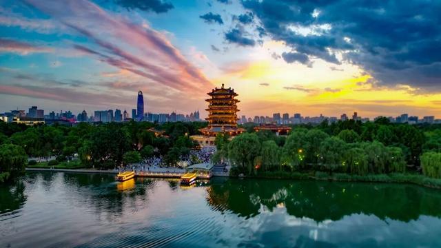 一年四季泉在济南 | 2025年大明湖畔并蒂莲惊喜绽放