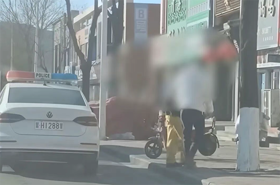 “警车上下来3人未穿警服，牵着宠物狗”	，官方回应