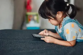 聊天到深夜11点！六年级男孩天天抱着电话手表傻乐，愁坏老母亲图片