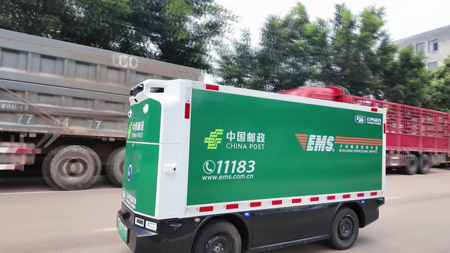 无人驾驶快递车亮相石屏街头