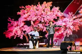 30国青年贵州樱花园里奏响“春日乐章”图片