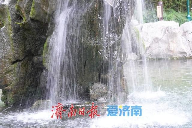 雨后泉景醉游人！“月牙飞瀑”喷涌愈盛，引众人驻足观赏