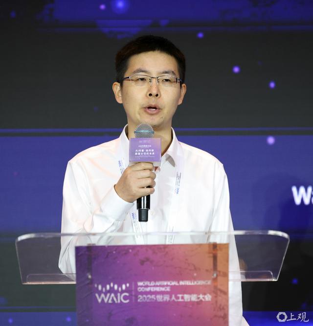 城事｜现身人工智能大会，王兴兴连说“我现在好忙，后面事好多”