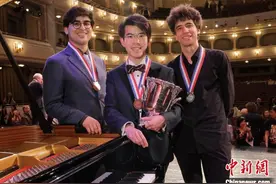 沈靖韬成为首位在范·克莱本国际钢琴比赛中夺冠的中国香港钢琴家图片