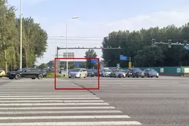 顺平路一司机占用非机动车道，收到这样短信图片