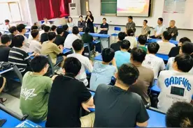 太新鲜！唐山学院大学生最后一堂课这样上！洒泪离别时，6名学霸击掌相约……图片