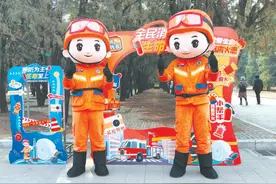 消防员守护地坛庙会安全 为欢乐时光筑起一道“防火墙”图片