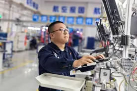 中国梦·大国工匠|郑建文：“航空工匠”精技强能 逐梦蓝天图片