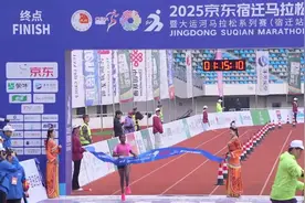 “迁马”快讯｜“半马”女子组第一位选手冲线！图片
