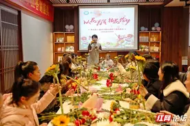 拥抱春天 | 2025“三八”妇女节：以花为笺，插花绘梦图片