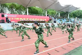 沙场点兵热血青春，湖北鄂州这所高校军训汇演燃爆了图片