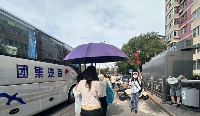 乱！公园设免费停车场，旅游大巴为何还占路停车上下客？