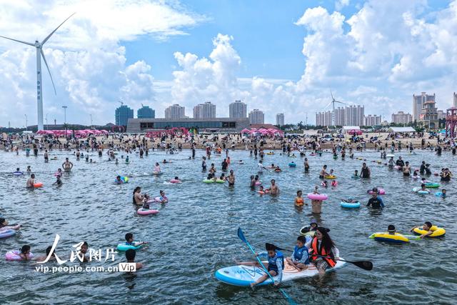 山东荣成：体验水上运动 畅享夏日清凉