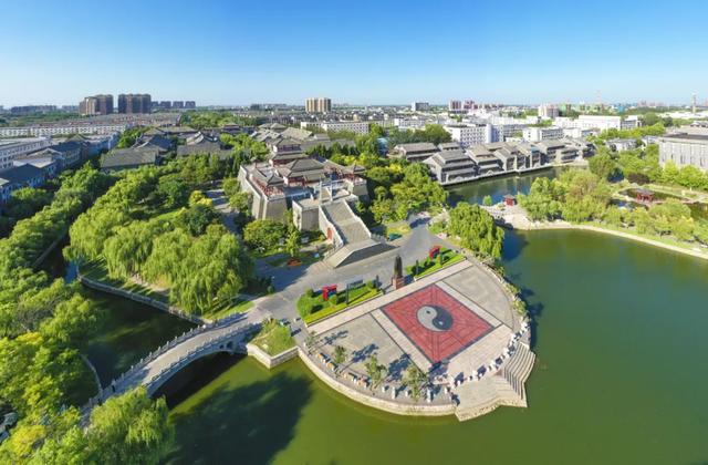 周杰伦山东开演唱会，妻子昆凌打卡欧乐堡！网友：回家请跟杰伦这样安利德州！