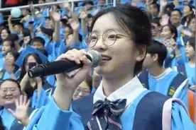 果然视频｜青岛大学毕业典礼上，毕业生唯美对唱《青花瓷》图片