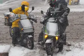 果然视频|外卖小哥的坚守：顶风冒雪，为市民送去温暖与便利图片