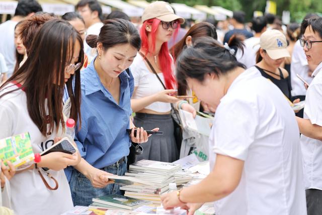 2025“我与地坛”北京书市周末人气攀升