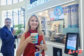 国际友城代表在汉体验“科技改变生活”图片