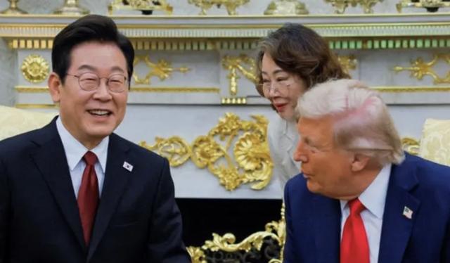 特朗普身边的韩语翻译引关注