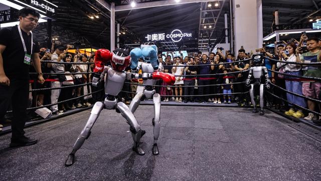 谁是王者？2025 WAIC现场上演机器人“拳王争霸”