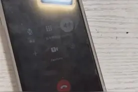 长治一男子捡手机归还，失主称手机壳里两百元没了，各方发声图片