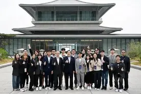 马英九西安参访兵马俑和版本馆，大赞大陆保留历史文化宝藏视频封面