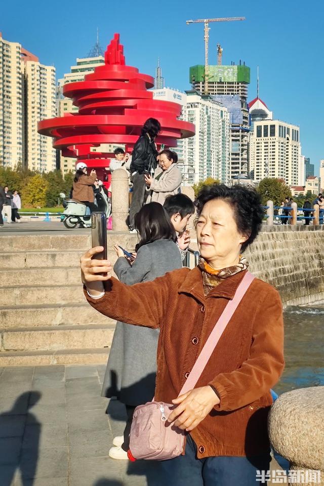 五四广场周末人流如织，秋日暖阳沐浴金色时光