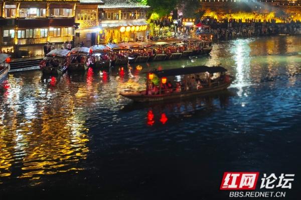 沱江畔的凤凰古城！夜景美到让人挪不动脚