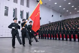 授衔！千余名火箭军新兵光荣入列图片