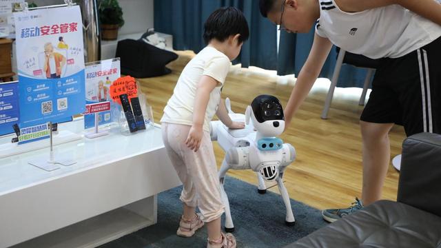 山东移动济南八一营业厅迎“数字新员工”，机器人与机器狗开启智慧服务新时代