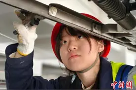 “95后”浙江供电女工长：用专业守护城市轨道供电安全图片