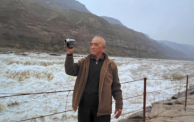 90岁的他火遍全网！网友：这就是爱情最美好的样子……