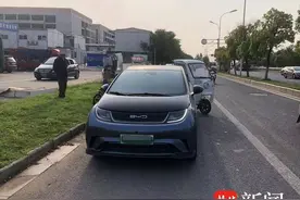 祸不单行啊！三轮车载物过多转弯速度又快，发生侧翻后滑行撞上小轿车图片