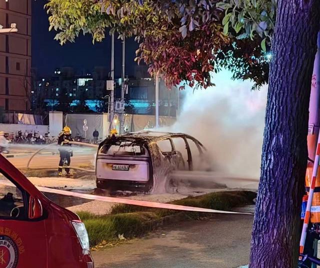 理想、保时捷接连起火，但关注不该停留于「三元锂」