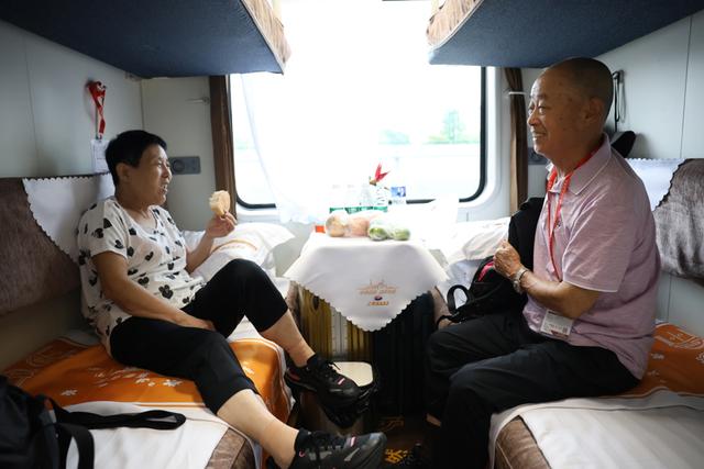 上海西站首列新疆旅游列车今发车，系重建后首列驶出长三角的旅游列车