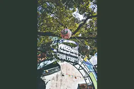 解锁看剧新方式！看剧不一定要去剧场，在这里，你甚至可以躺着看→图片