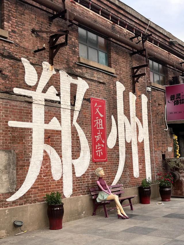 这些被遗弃的老地方，挤满了失落的年轻人