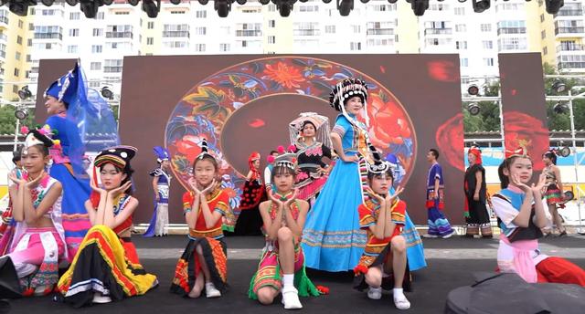 火把节开启昆明盛夏狂欢丨赴官渡之约，在火光中拥抱民族热情，在歌舞里感受昆明的“悠悠坦坦”