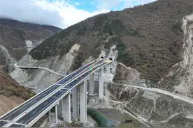 九绵高速厄哩寨特长隧道贯通 明年成都4小时开车到九寨沟图片